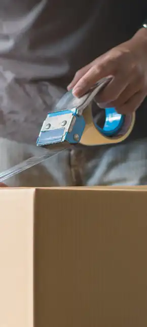 Emballage de cartons de déménagement par un déménageur à Nice